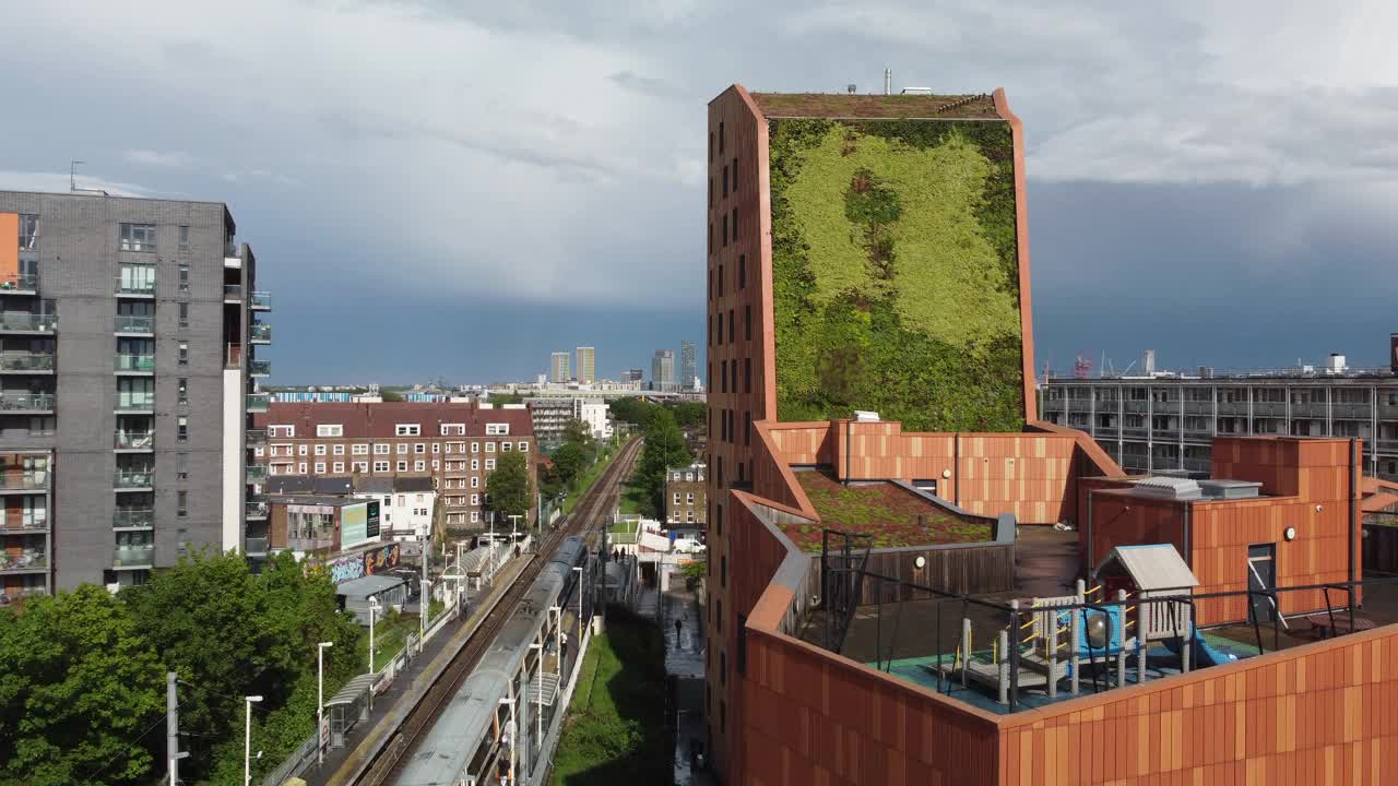 伦敦，霍默顿，哈克尼，Digby路100%经济实惠住宅开发的一侧充满活力的绿色生活墙，从高角度看。视频素材