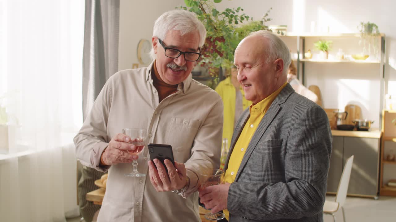 在家庭聚会上使用智能手机和聊天的老年人视频下载
