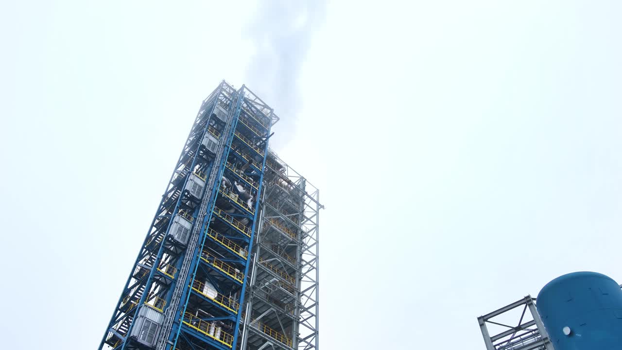 蒸馏石油和汽油的塔。炼油厂的钢铁管道视频下载