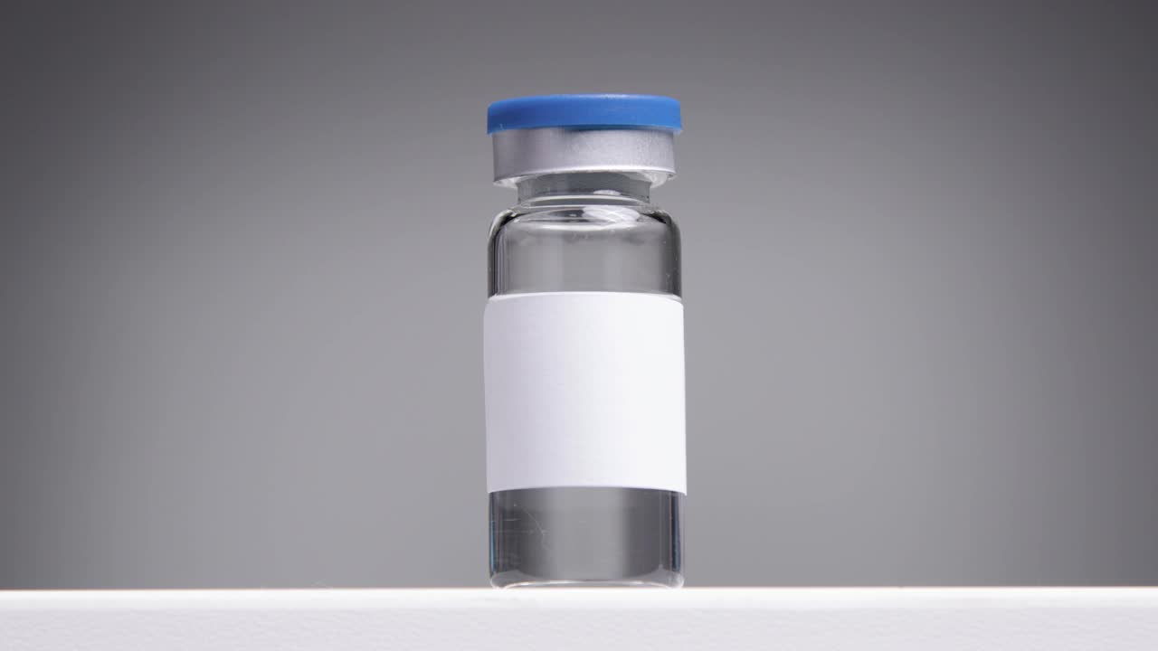 低角度拍摄向上看的小瓶与干净的白色标签视频下载