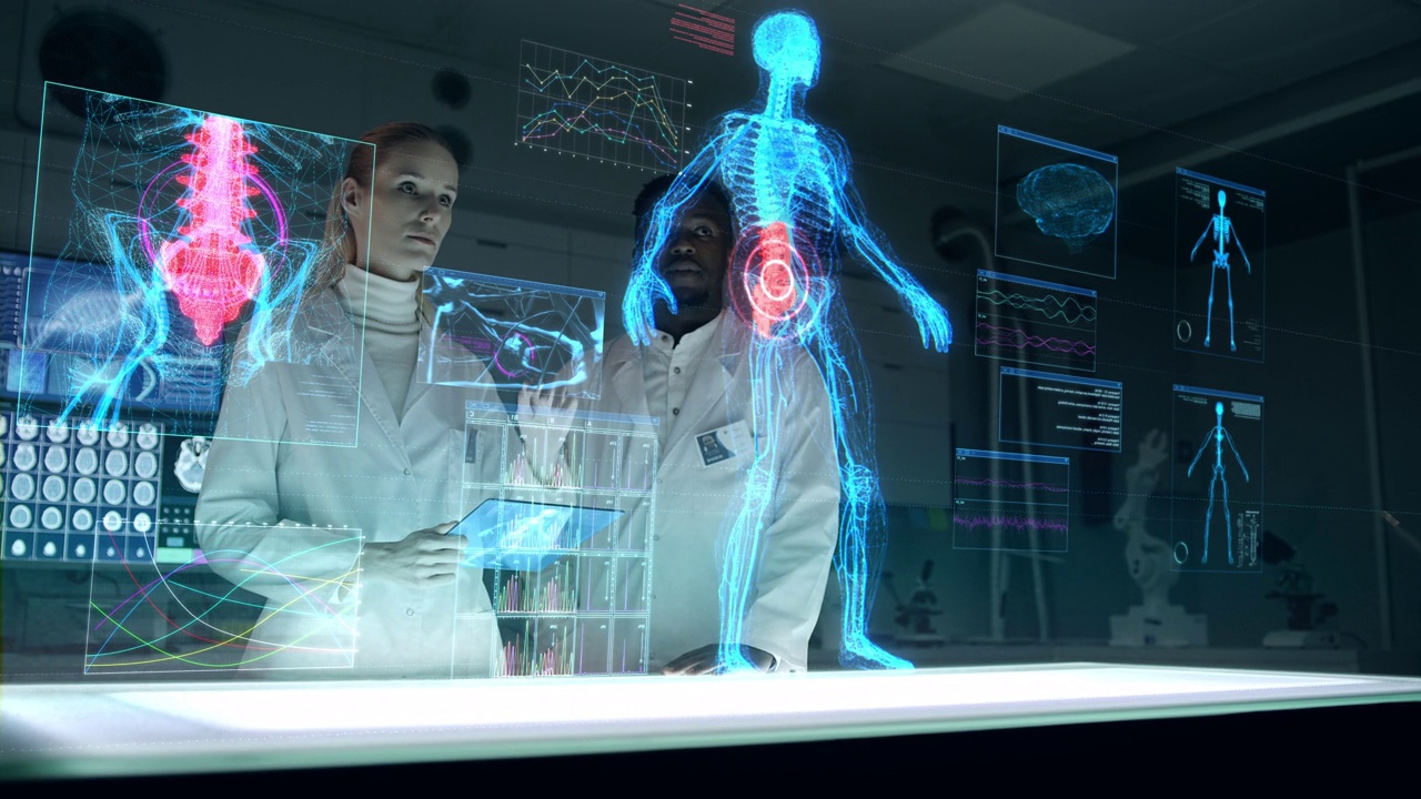 未来实验室里有各种各样的科学家。全息三维骨架和DNA螺旋结构。团队扫描虚拟病人的受伤情况。背上有红点视频素材