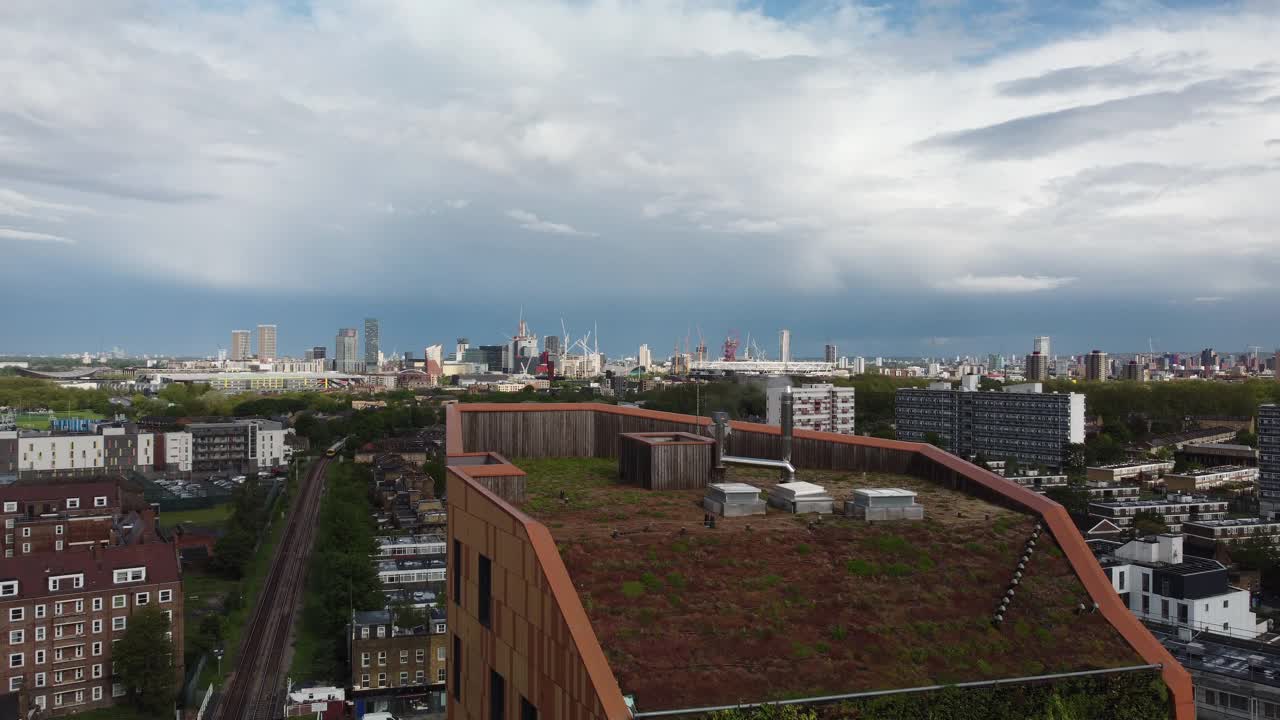 伦敦，霍默顿，哈克尼，Digby路100%经济实惠住宅开发的一侧充满活力的绿色生活墙，从高角度看。视频素材