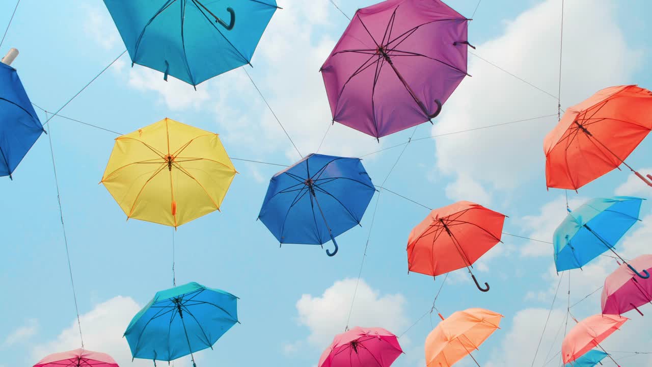 五颜六色的雨伞挂在天空视频下载