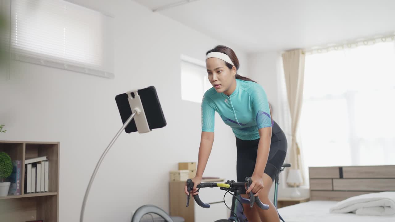 亚洲女人骑自行车在线教练在卧室视频素材