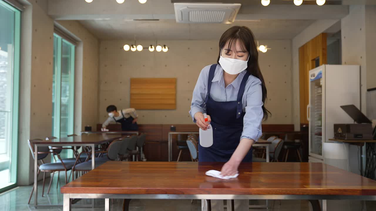 小企业主-餐厅员工擦桌子清洁视频素材