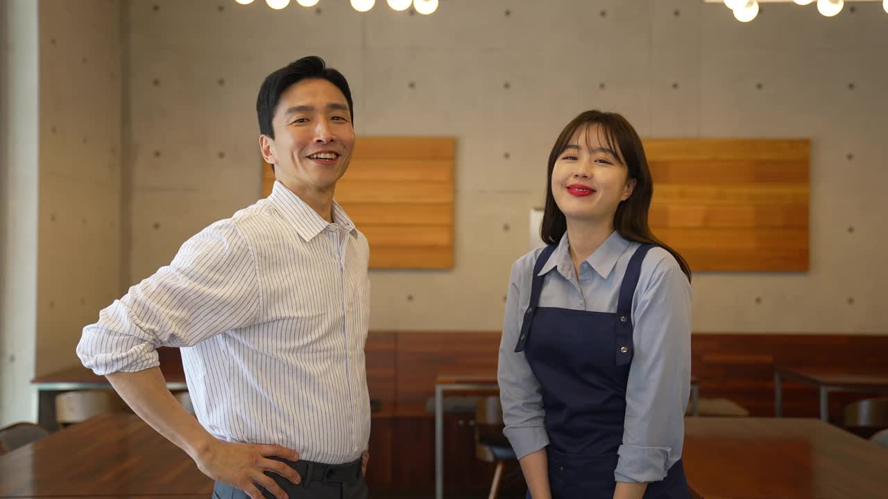小企业主-餐厅老板和员工微笑视频素材