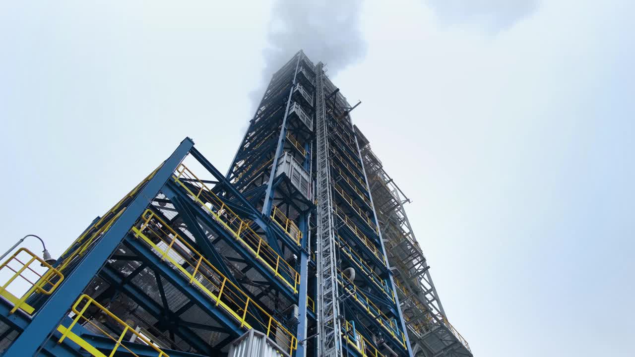 在多云的天空背景下，一个炼油厂生产汽油的塔视频下载