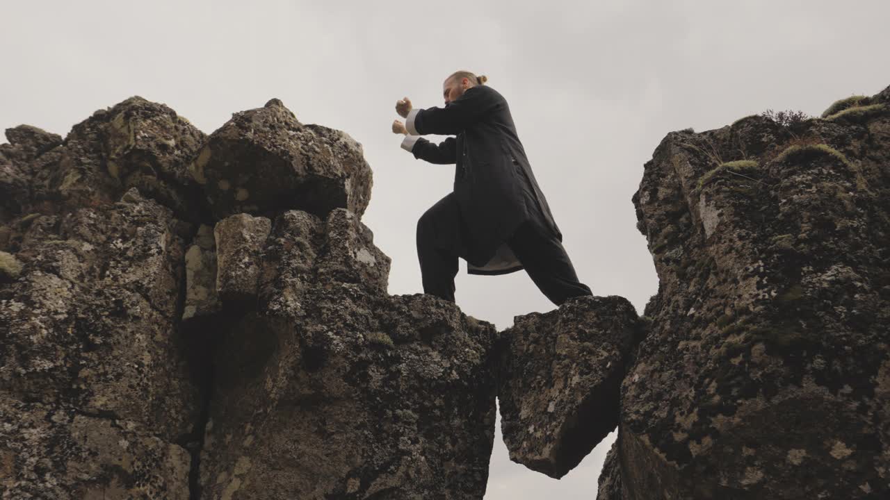 功夫大师在冰岛的岩石上表演空手道视频下载
