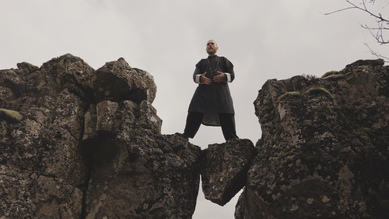 功夫大师在冰岛的岩石上表演姿势视频下载