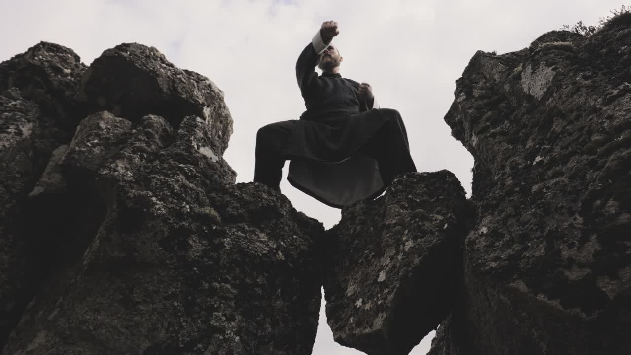 功夫大师在冰岛的岩石上表演空手道视频下载