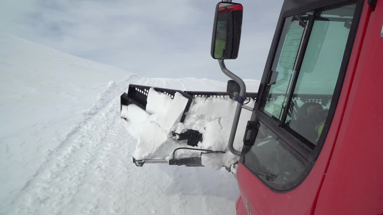 雪地车在雪道外的滑雪场斜坡上行驶，登上积雪覆盖的山顶，发生事故和滑雪者受伤的紧急情况。观点视频下载
