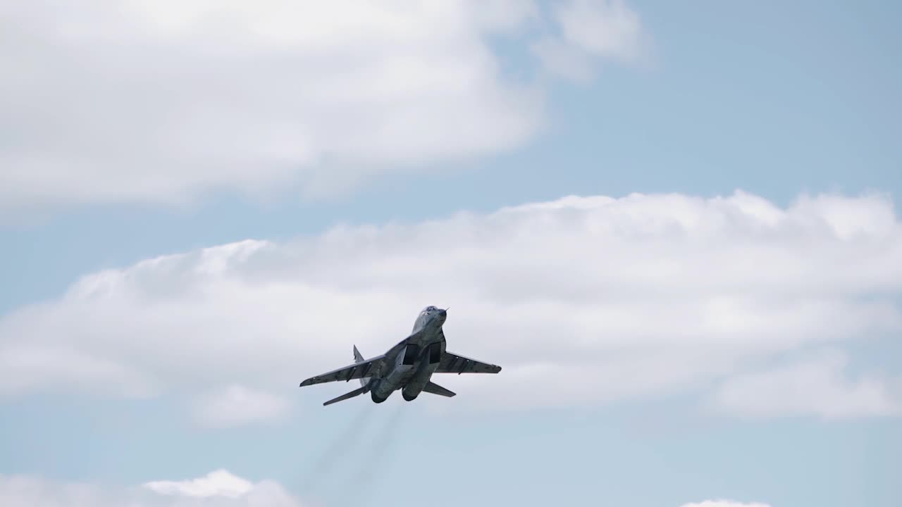一架空军飞机在摄影机附近低低地飞过地面。相机拍了一个特写镜头视频下载