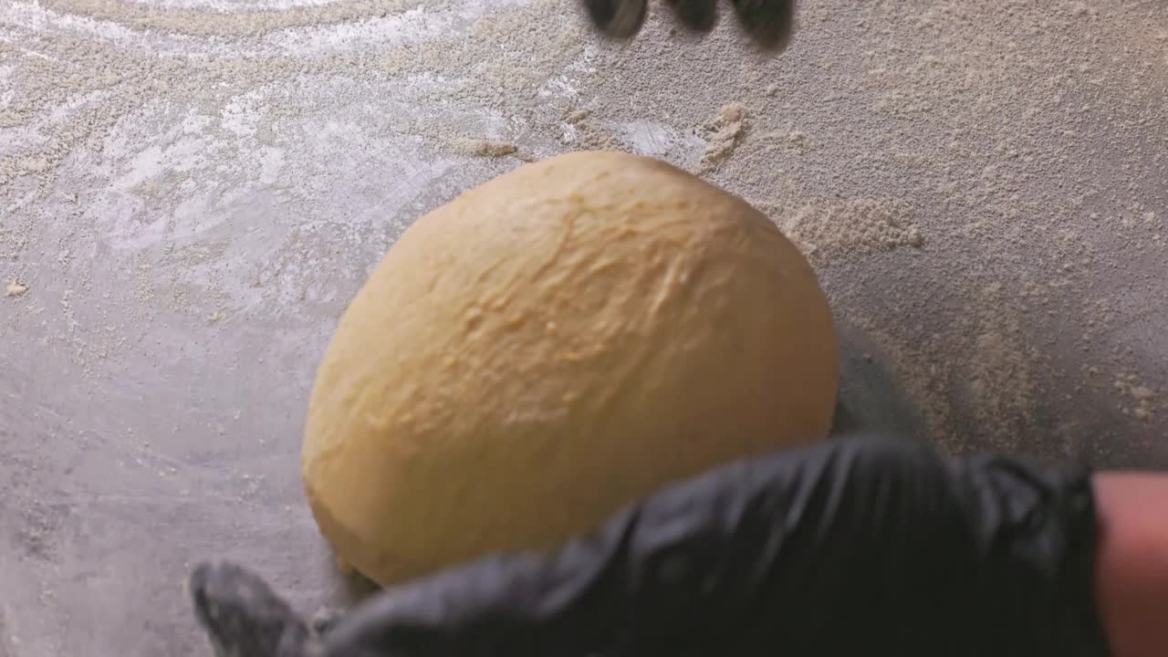 面包师把生面团擀成面包视频下载