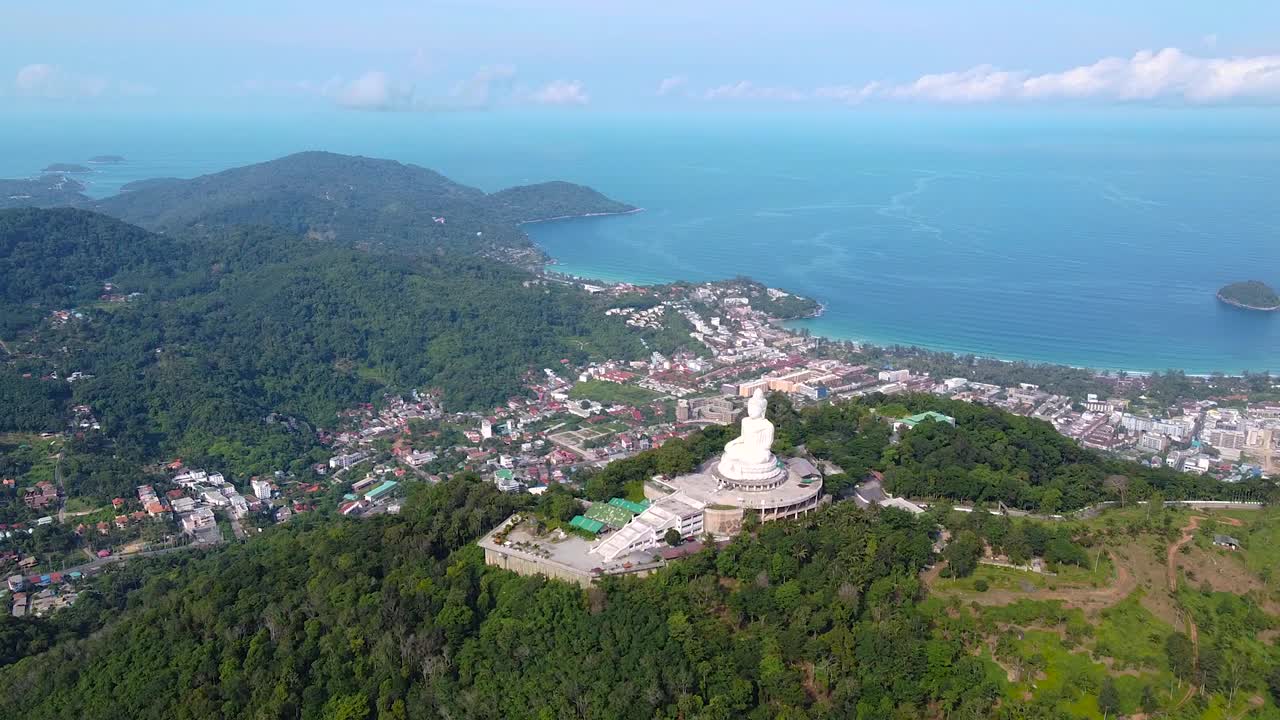 大佛建在泰国普吉岛的一座高山上，从远处就可以看到。视频下载
