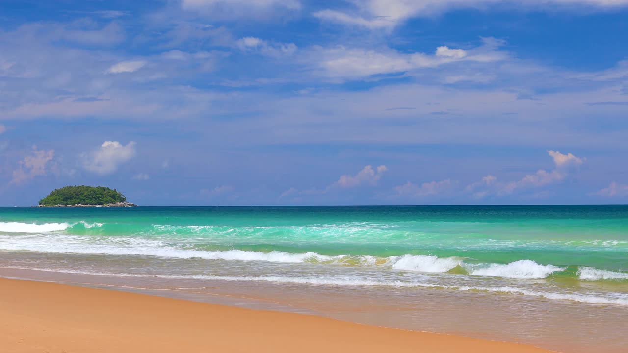 美丽的白色沙滩和安达曼海的绿松石海水。视频下载