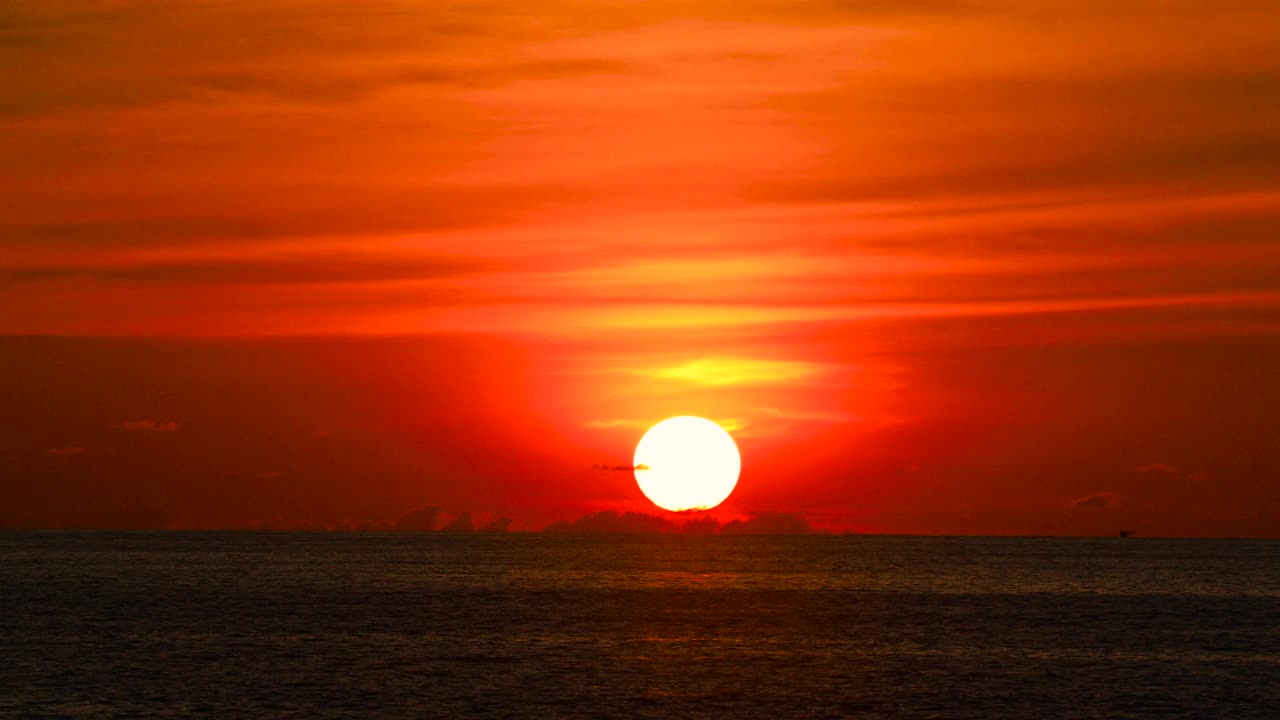 在泰国普吉岛的巴东海滩上，海滩上美丽的日落。视频下载