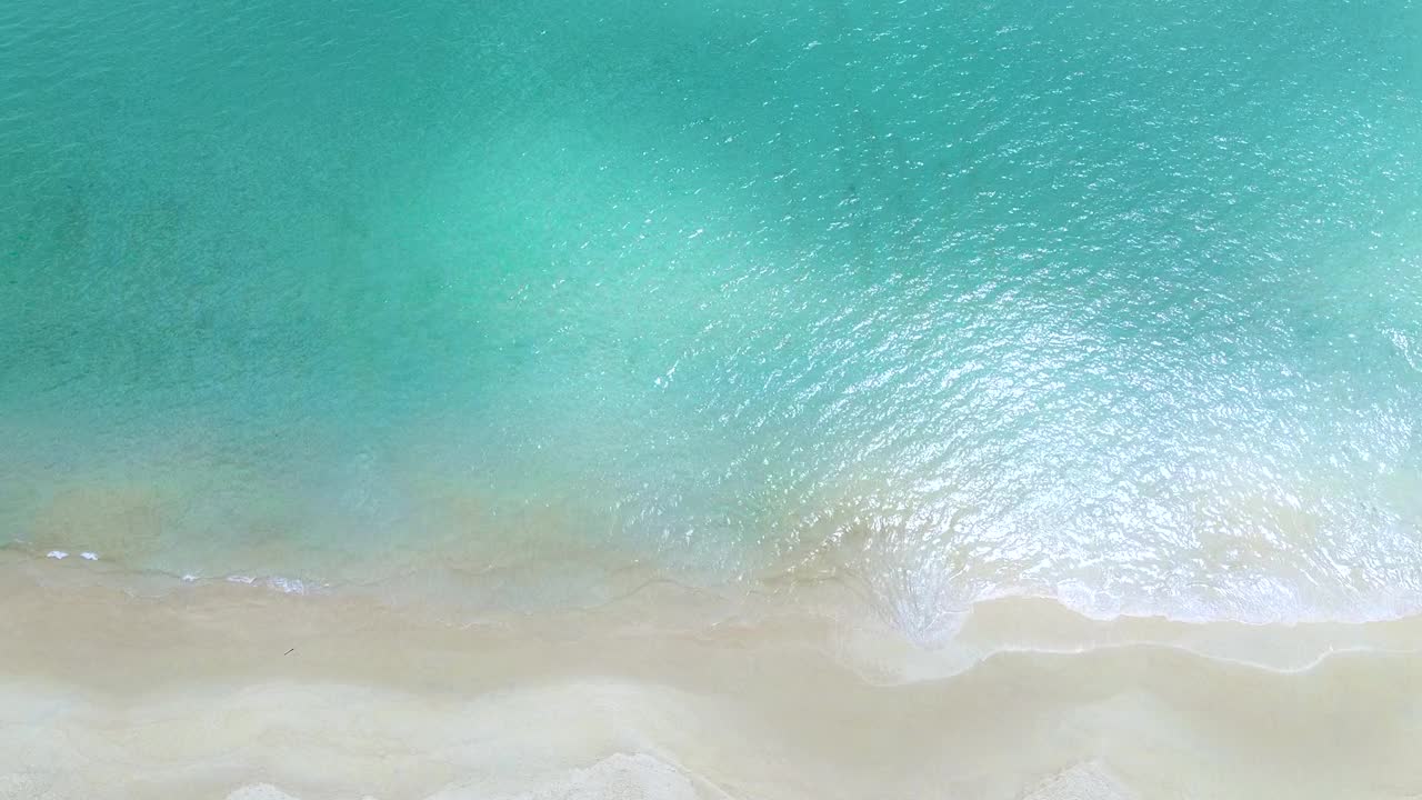美丽的白色沙滩和安达曼海的绿松石海水。视频下载