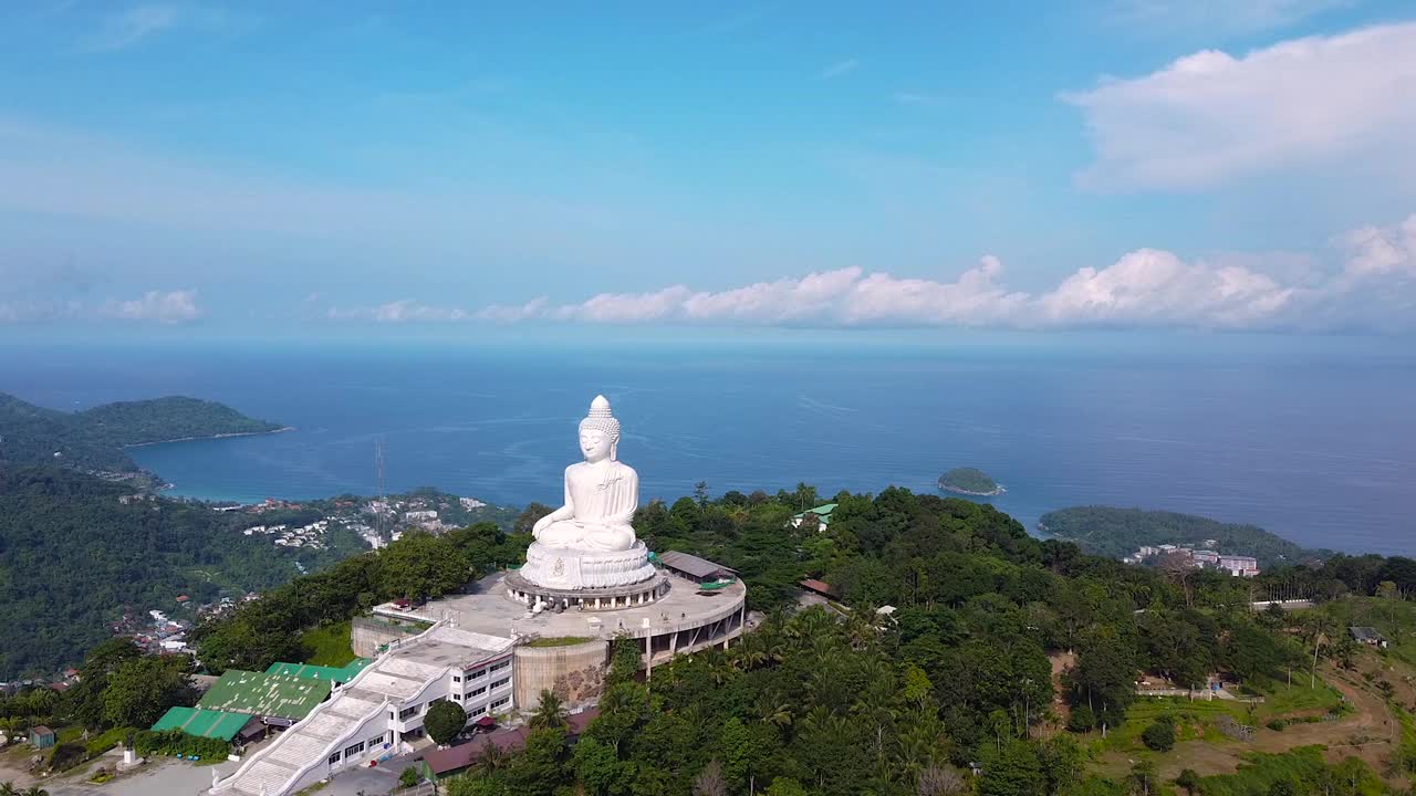 大佛建在泰国普吉岛的一座高山上，从远处就可以看到。视频下载