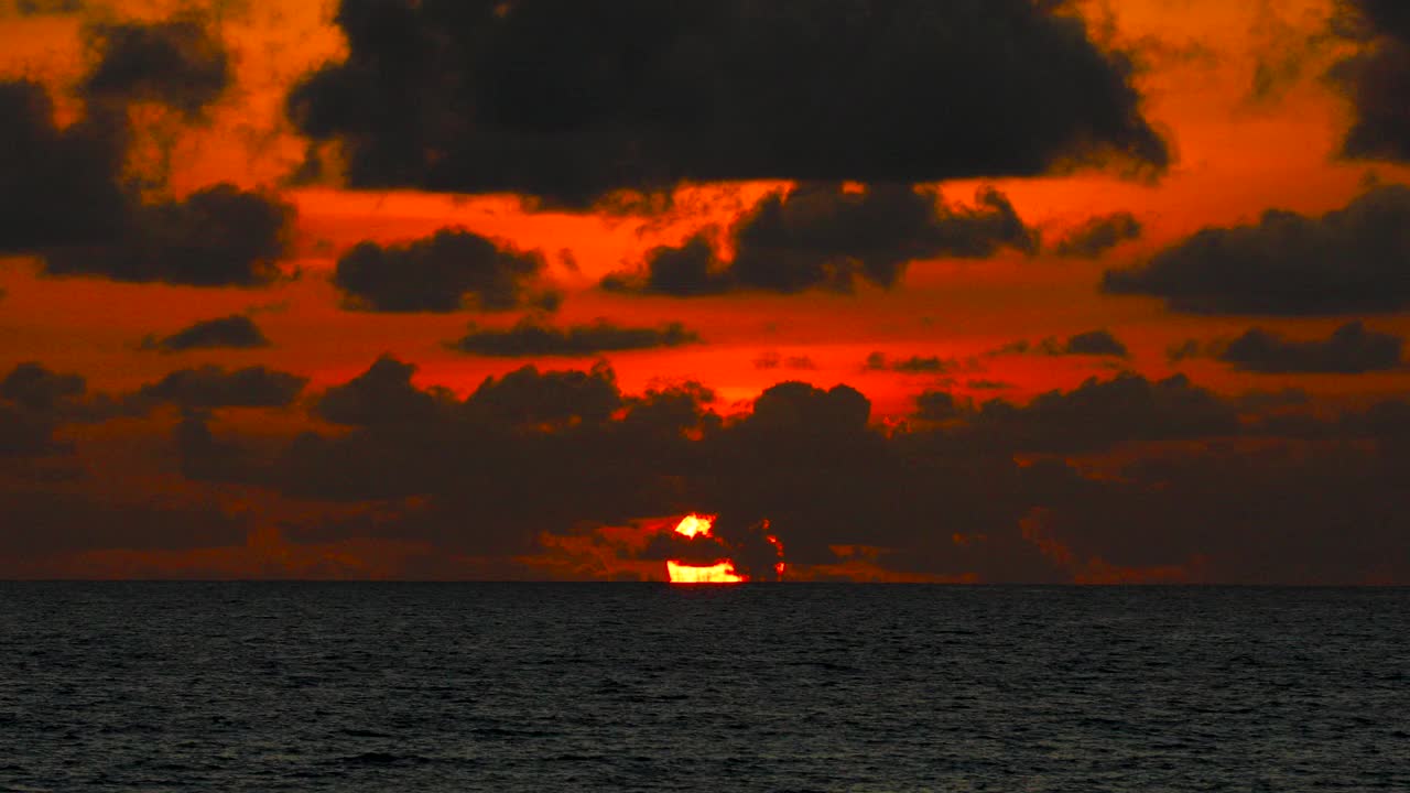 美丽的日落在海滩-宁静的田园诗的场景，一个金色的日落在海上，泰国普吉岛。视频下载