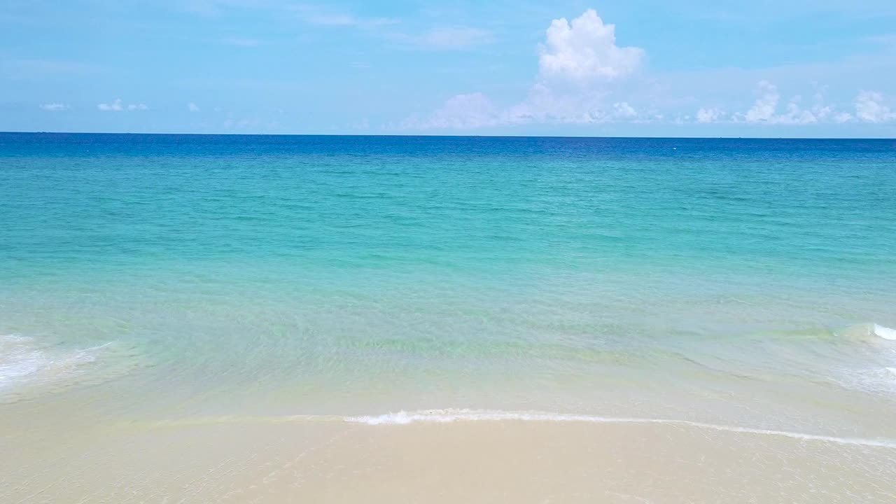 令人惊叹的泰国普吉岛热带岛屿海滩，海滩上的阳光在夏天的阳光。视频下载