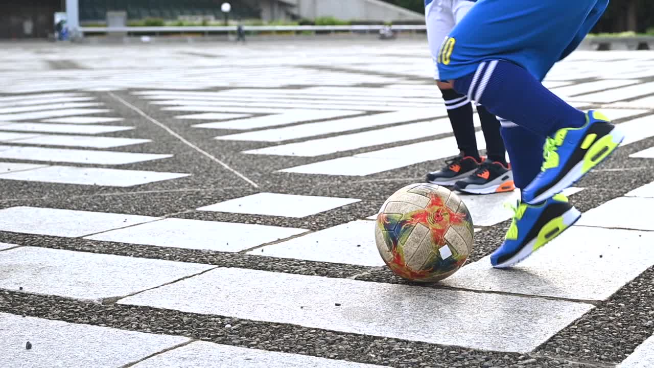男孩和女孩在他们的足球私人教练的指导下练习。视频素材