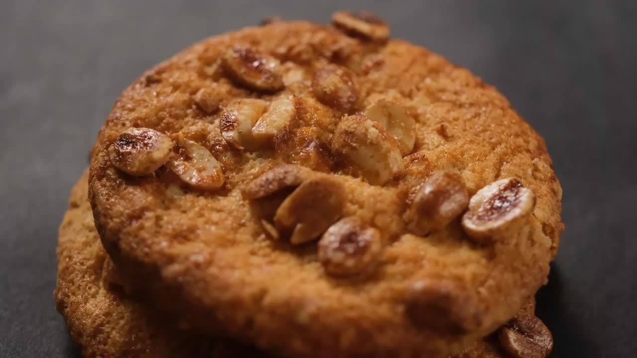 美味的花生饼干在黑暗的背景视频下载