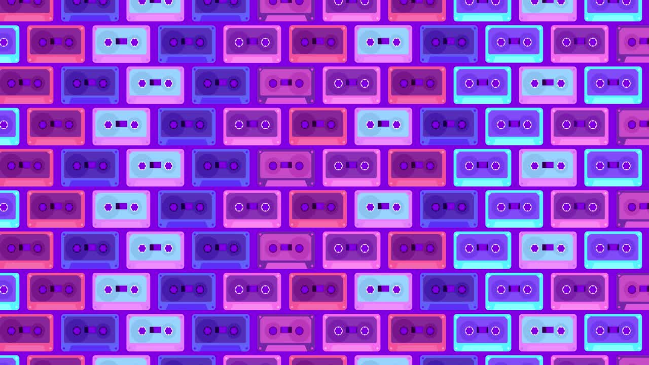音乐磁带在80年代紫色的背景上从左到右移动。音乐磁带录音机用的音乐磁带。水平构图，4k视频质量视频下载