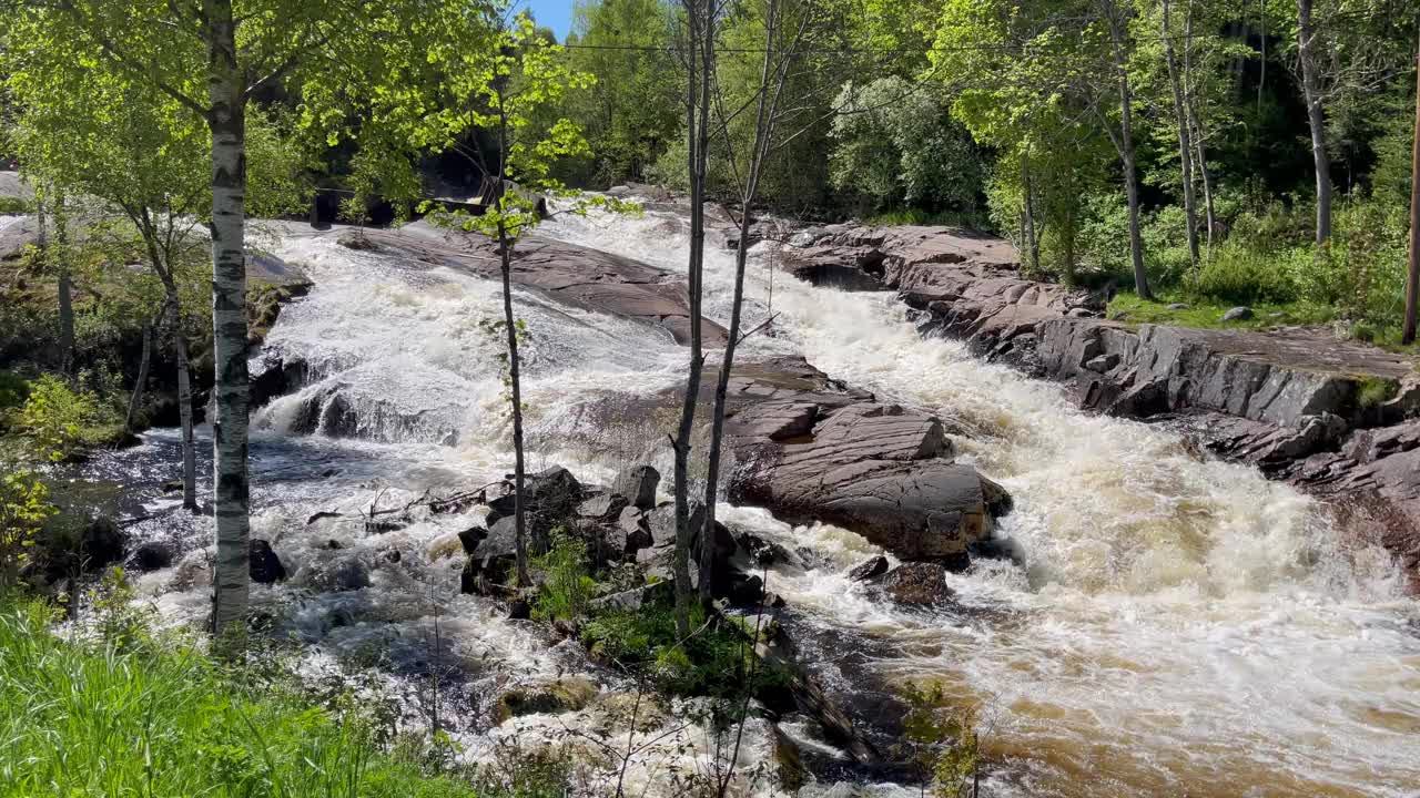 挪威的一条河，来自斯瓦尔坦根，在一个夏日里流过汹涌的岩石视频下载
