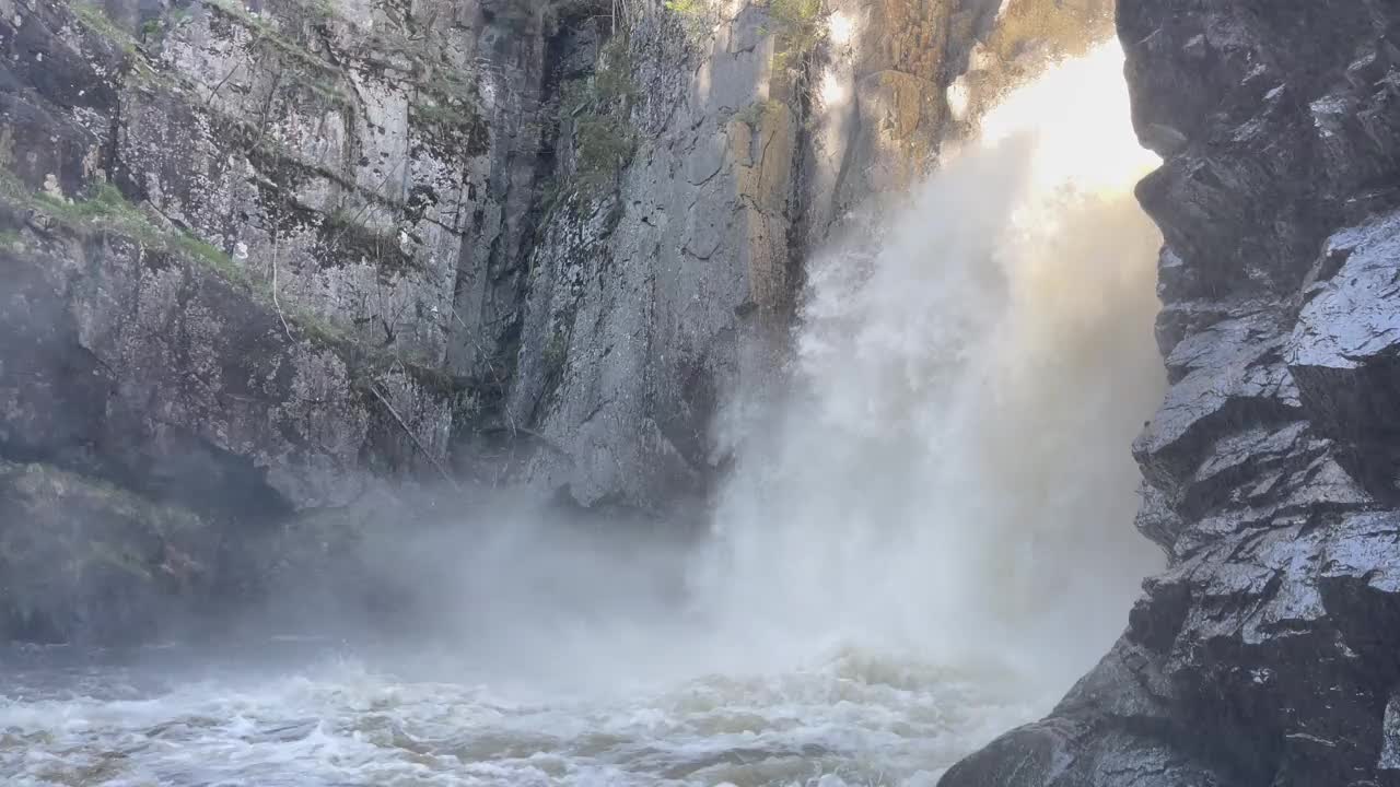 挪威的一条河，来自斯瓦尔坦根，在一个夏日里流过汹涌的岩石视频下载