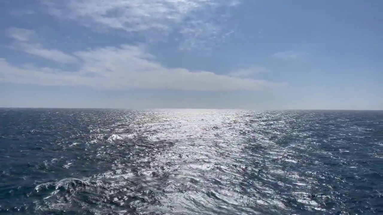 夏天的一天，渡船在挪威和丹麦之间的开阔水域上穿过北海视频下载