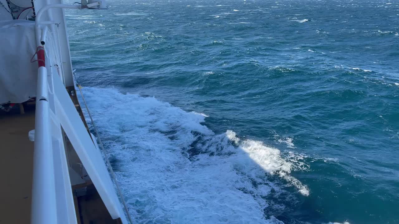 夏天的一天，渡船在挪威和丹麦之间的开阔水域上穿过北海视频下载