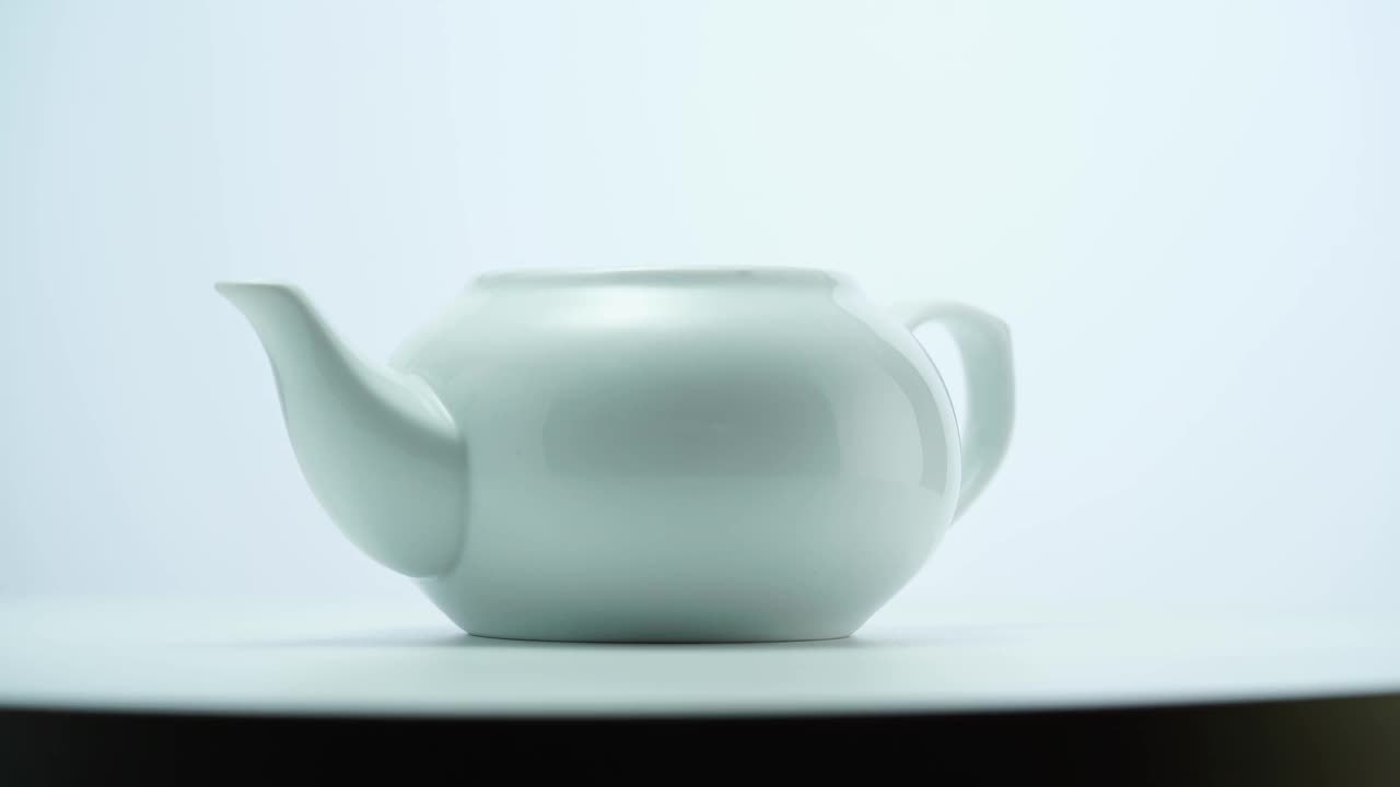 白色背景上的白色茶壶视频下载