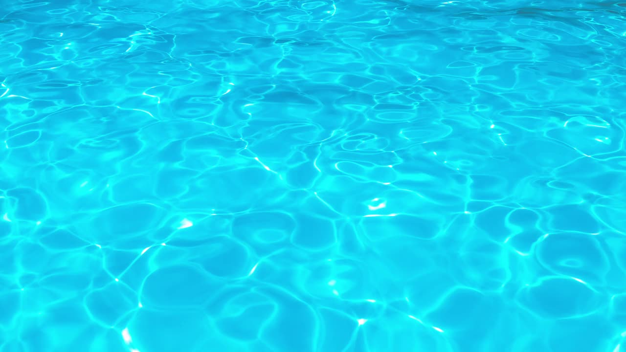 游泳池-反射水面在一个阳光明媚的日子，可循环-夏天，慢动作，焦散视频素材