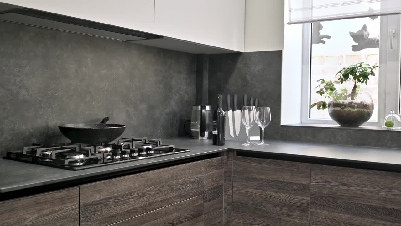 现代豪华的深棕色，灰色和黑色厨房细节视频下载