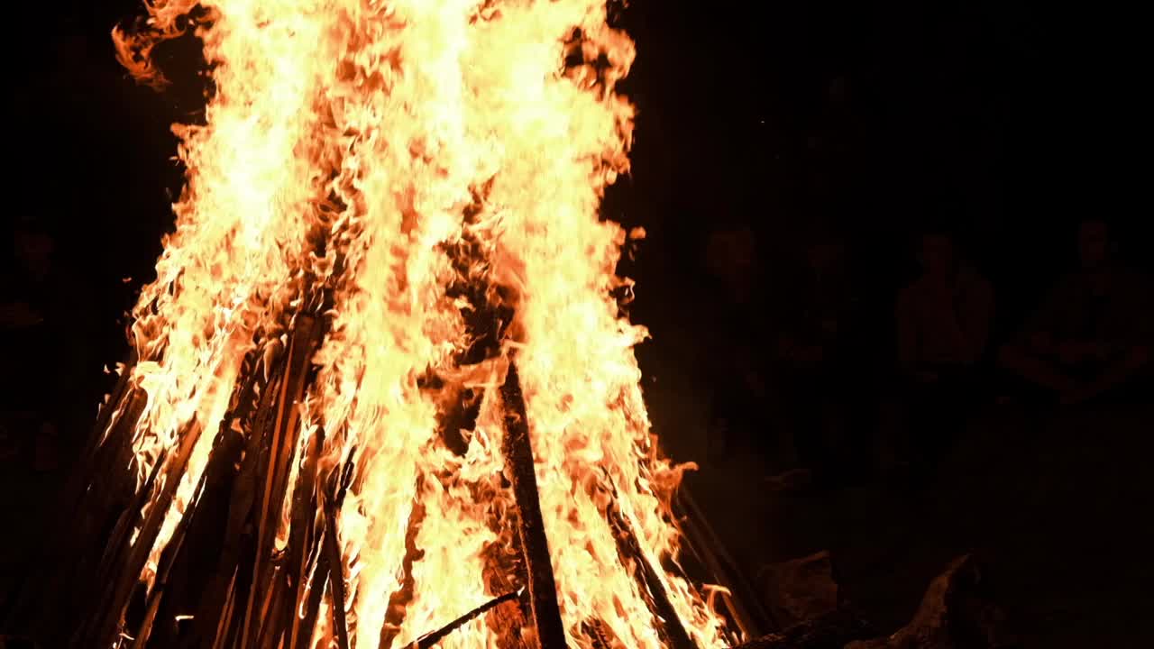 黑色背景下的篝火在夜晚缓慢燃烧视频素材