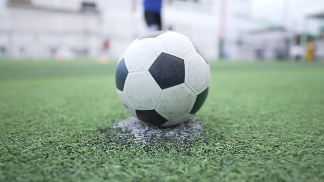 西安青衣少年足球运动员在训练场上练习足球视频下载