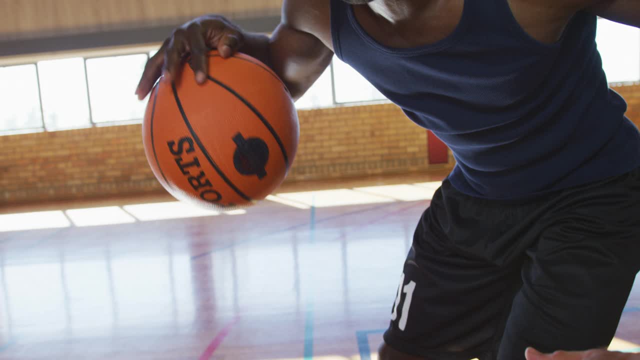 白人男性篮球运动员和教练练习运球视频下载