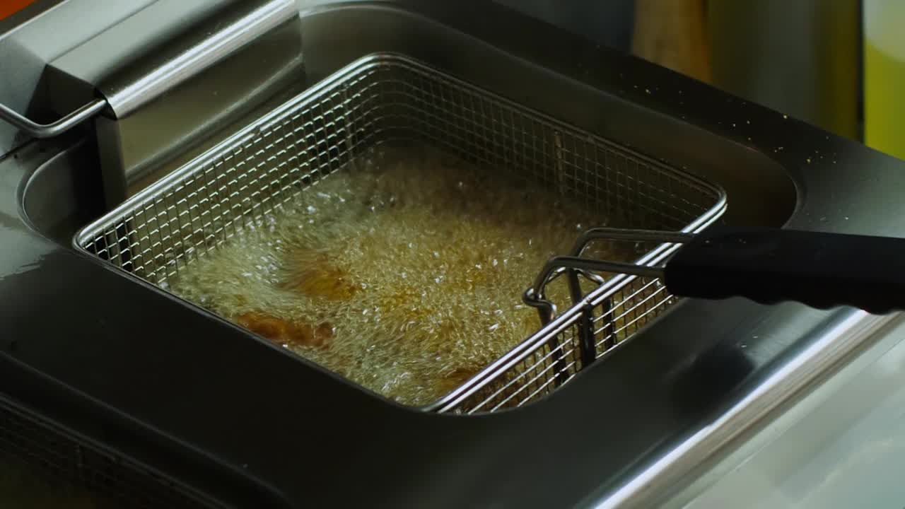 沸腾的锅里的食物视频下载