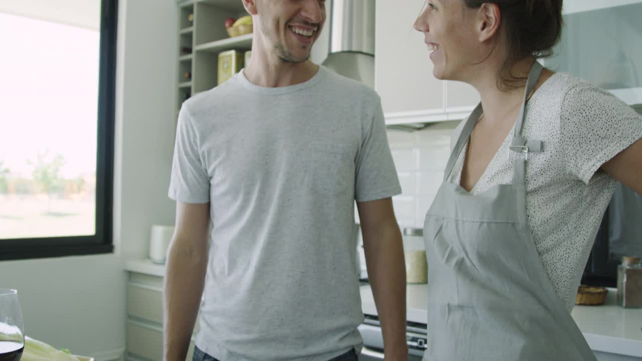 年轻的夫妇分享浪漫的夫妇在厨房白天视频下载