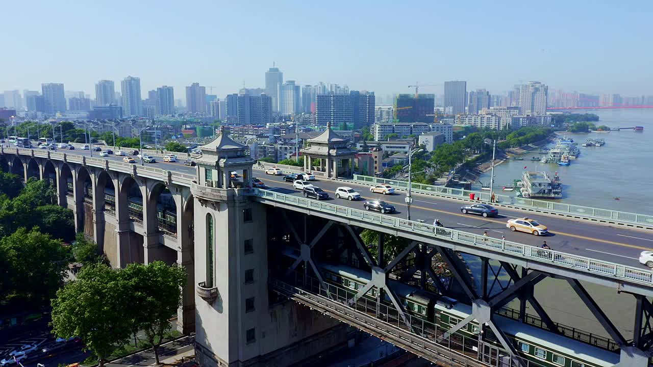 火车通过武汉长江大桥视频下载