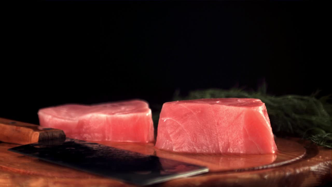 生金枪鱼牛排的慢动作会让盐滴下来。用高速摄像机以每秒1000帧的速度拍摄。视频下载