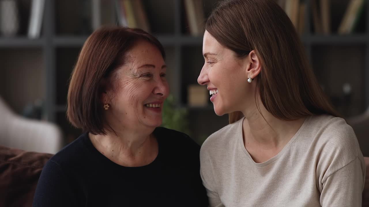 快乐的女人喜欢与50多岁的老母亲愉快的交谈视频下载