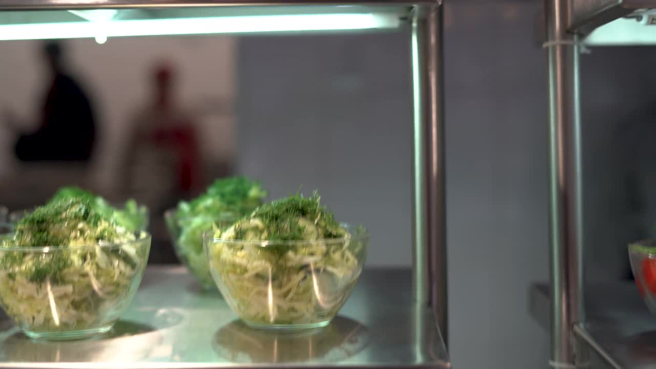 自助餐厅里陈列着各种各样的蔬菜沙拉。视频下载