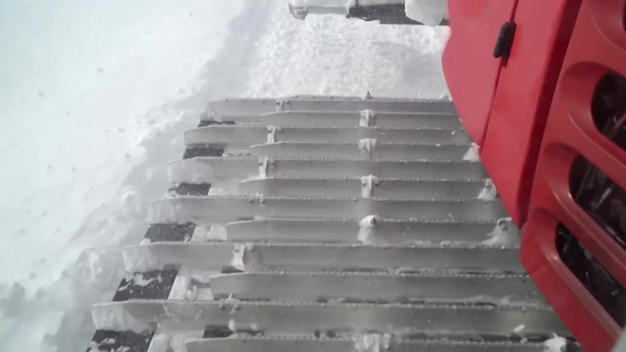 雪车的特写镜头，ratrack梳理雪山滑雪坡视频素材