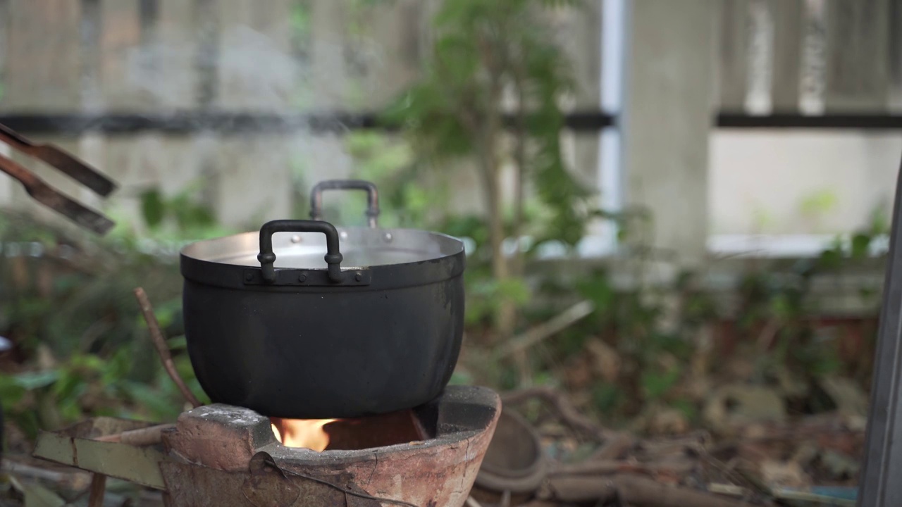 泰国传统烹饪用粘土炉视频下载