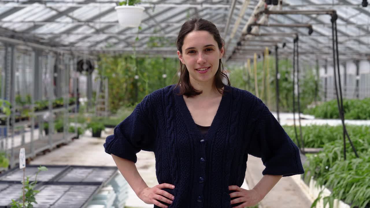 一个自信的女人站在温室里的肖像视频素材