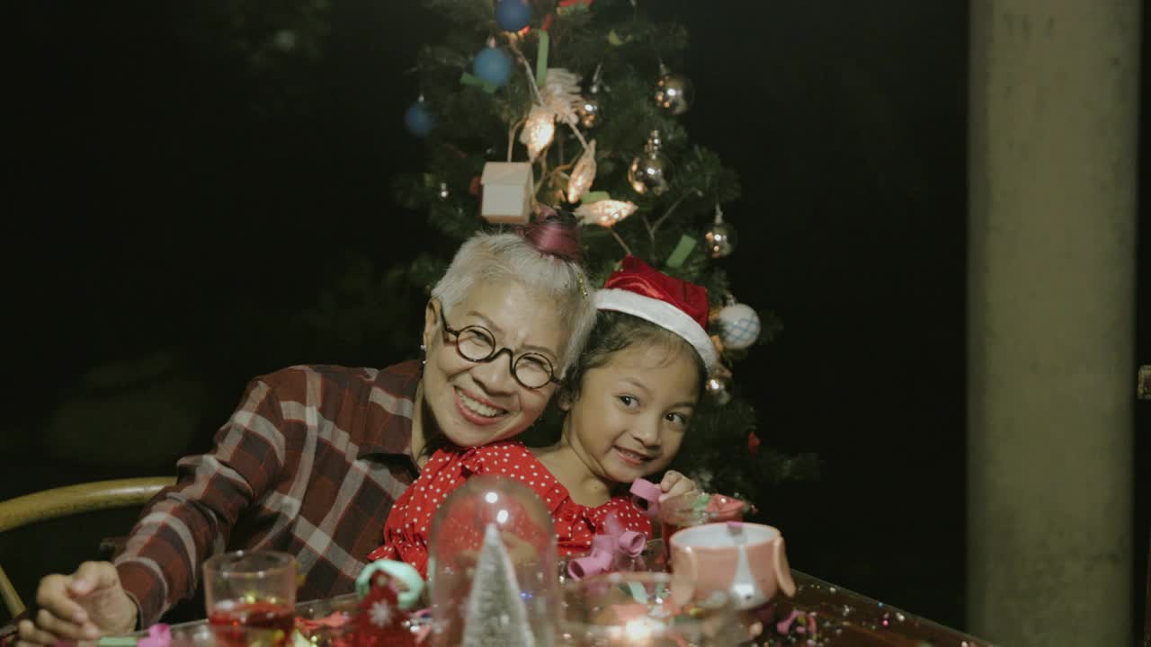 侄女和祖母吹纸屑后，被拍照在圣诞派对-股票视频视频下载