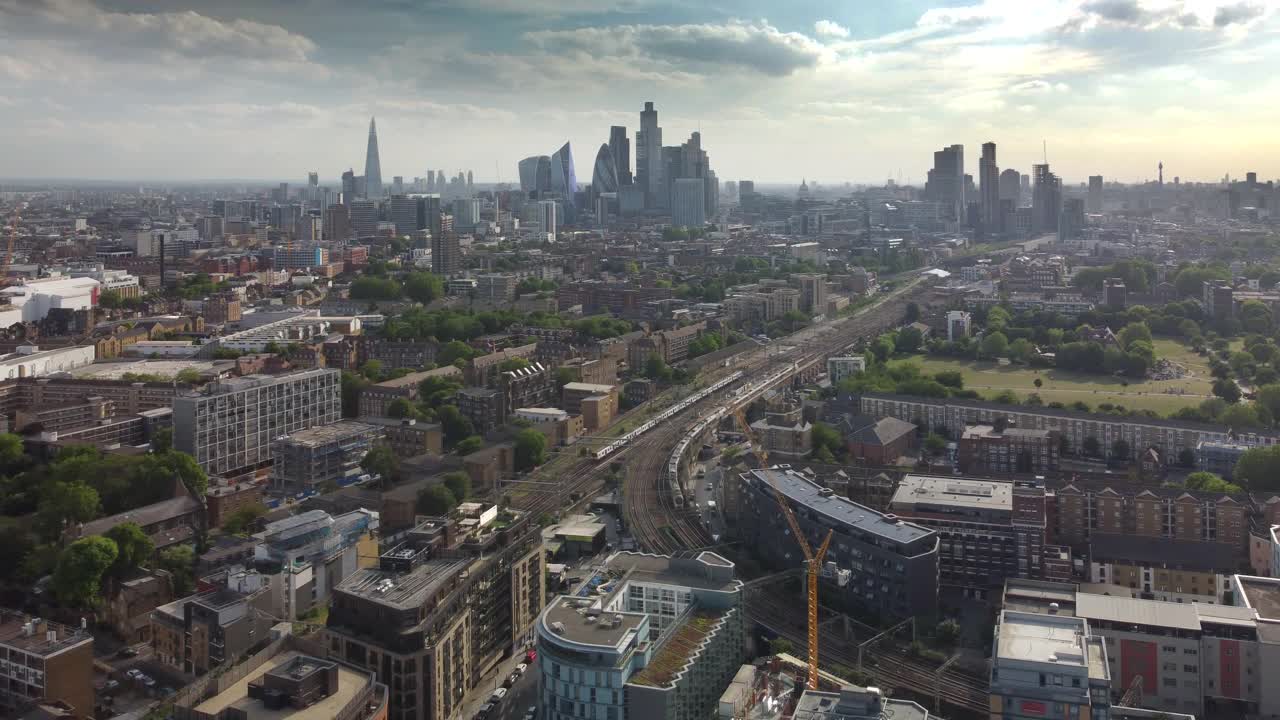 从贝斯纳尔格林公园俯瞰伦敦的高角度镜头，向西看这座城市视频下载