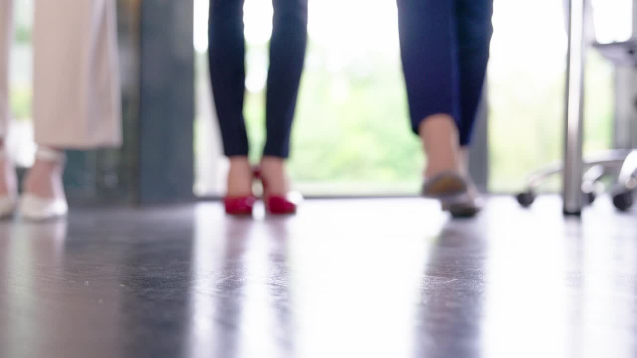 职场女性穿着高跟鞋走路视频素材