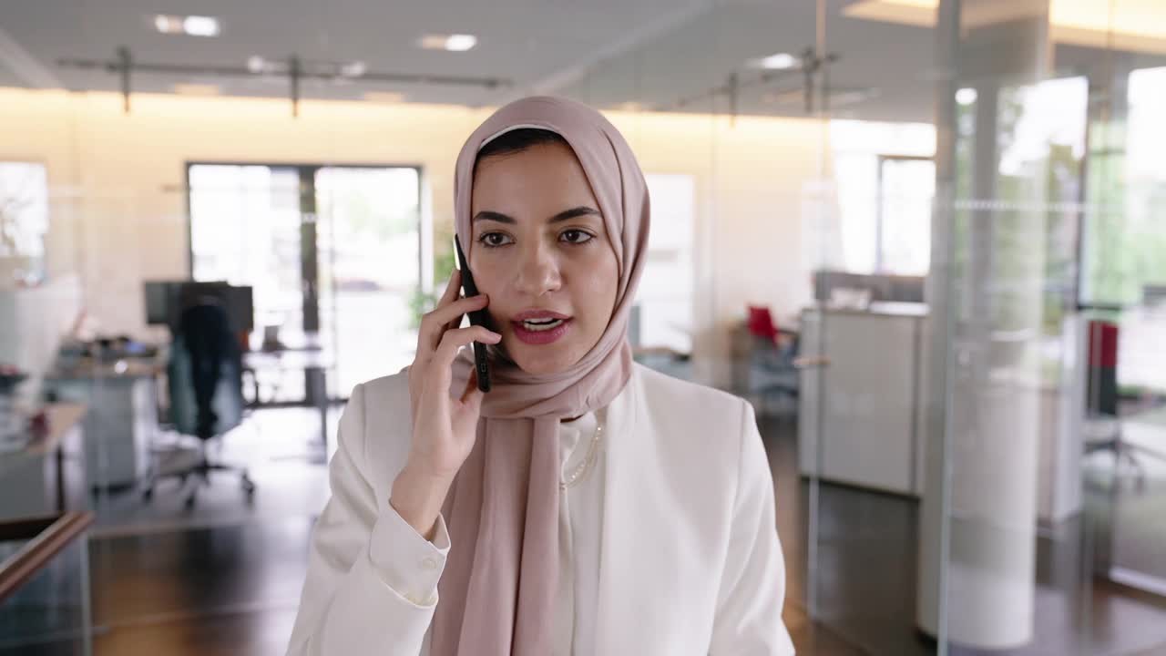 中东女商人戴着头巾在办公室打电话视频素材